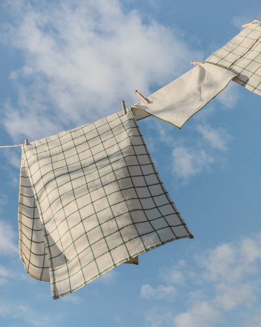 Camino de mesa Adesta 100% algodón crudo de cuadros verdes 50 x 150 cm