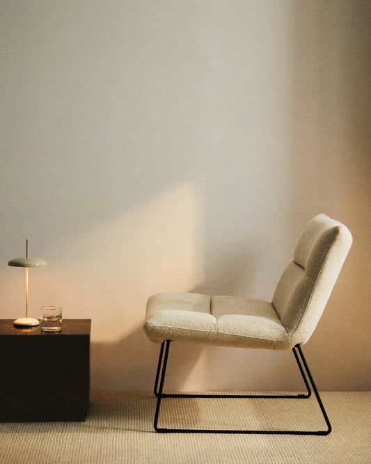 Fauteuil Asen en chenille beige et pieds en acier noir FSC 100%