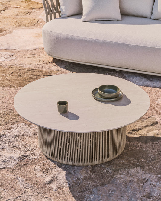 Taula de centre d’exterior Orosei de pedra sinteritzada, alumini cru i corda beige Ø 90 cm
