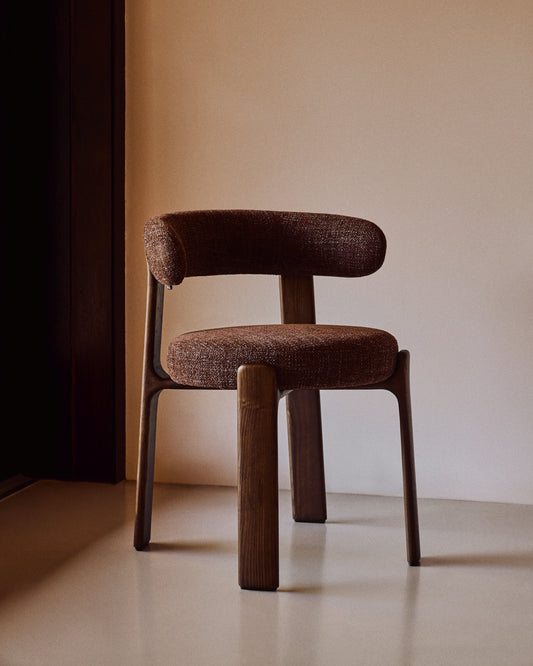 Silla Granite de chenilla marrón y madera maciza de fresno con acabado nogal FSC 100%