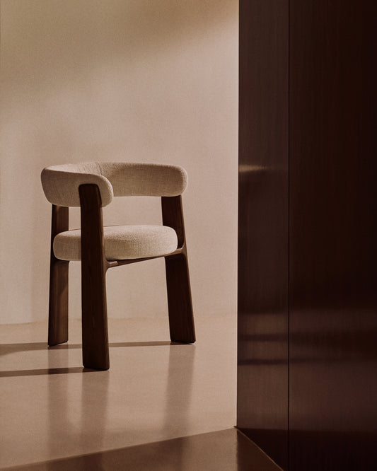 Silla Granite de 3 patas de chenilla beige y madera maciza fresno acabado nogal FSC 100%