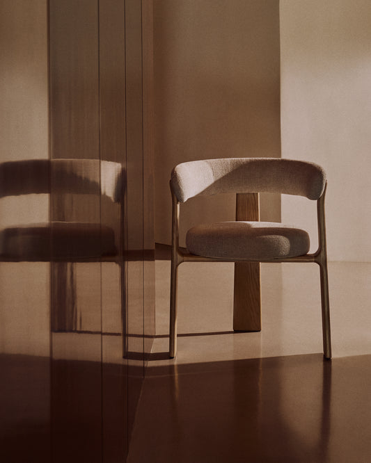 Silla Granite de 3 patas de chenilla beige y madera maciza fresno acabado tono natural FSC 100%