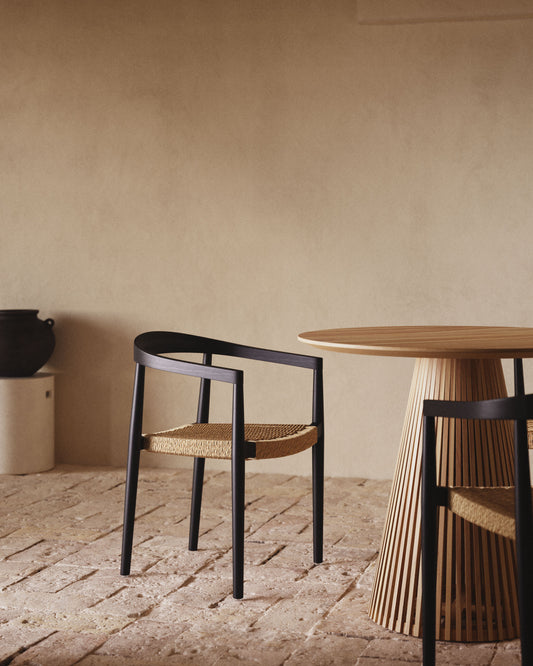 Cadira apilable d’exterior Ydalia de fusta massissa de teca acabat negre i corda de rotang sintètic