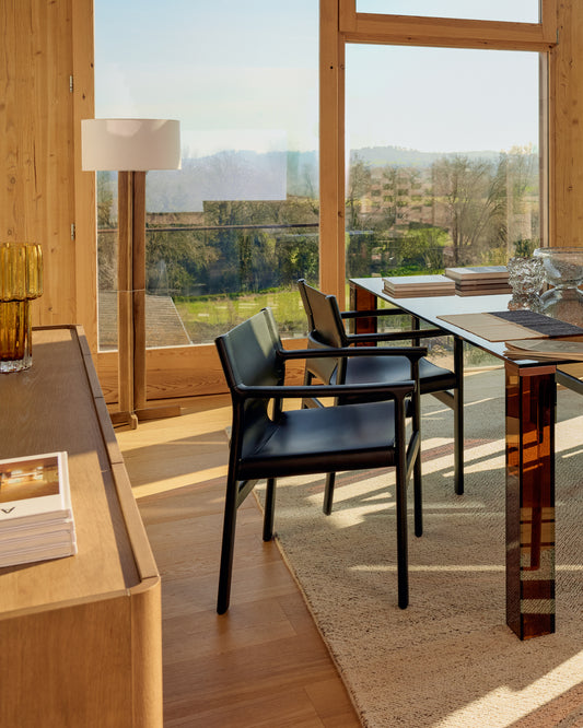 Llum de peu Niani de fusta de cautxú amb acabat to natural i pantalla de cotó color marfil