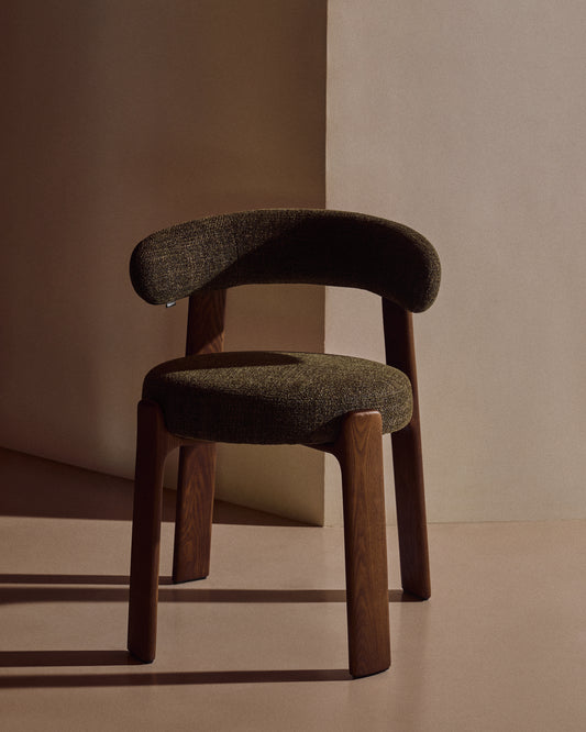 Silla Granite de chenilla verde y madera maciza de fresno con acabado nogal FSC 100%
