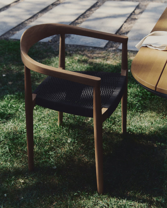 Cadira apilable d’exterior Ydalia de fusta massissa de teca amb acabat natural i corda negre