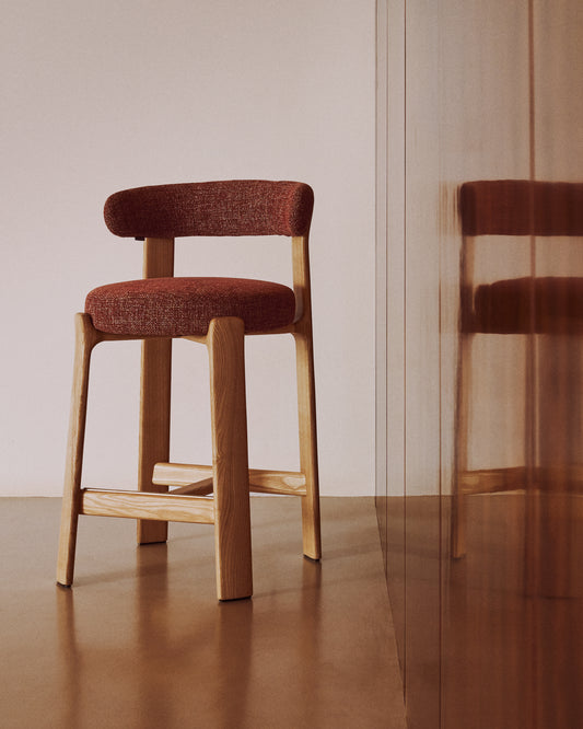 Taburete Granite de chenilla terracota y madera maciza de fresno con acabado tono natural FSC 100% 65 cm