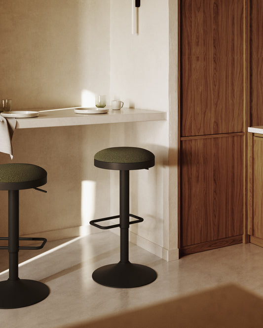 Tamboret Zaib de chenilla verda fosc i acer negre mat alçada 63-84 cm FSC 100%