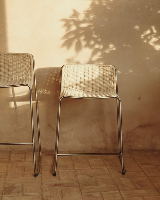 Tamboret apilable Tavari de corda sintètica beix i acer inoxidable AISI 304 amb efecte raspallat 65 cm