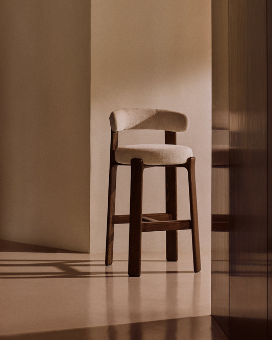 Taburete Granite de chenilla beige y madera maciza de fresno con acabado tono nogal FSC 100% 75 cm