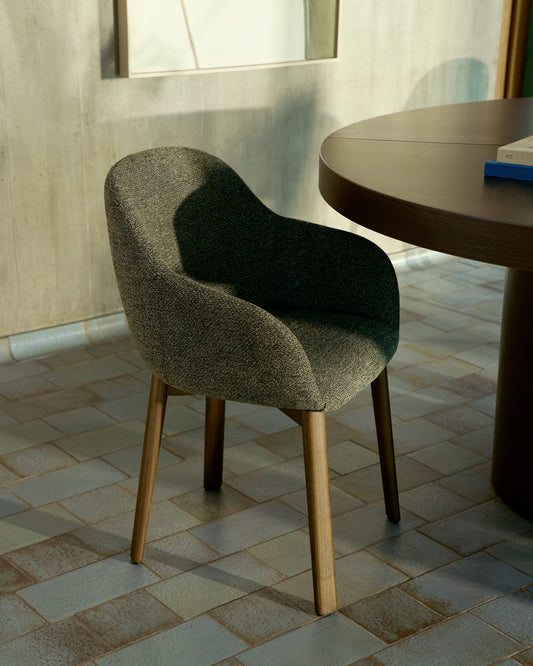 Silla Meila con reposabrazos chenilla verde y patas de madera maciza de fresno con acabado tono natural 