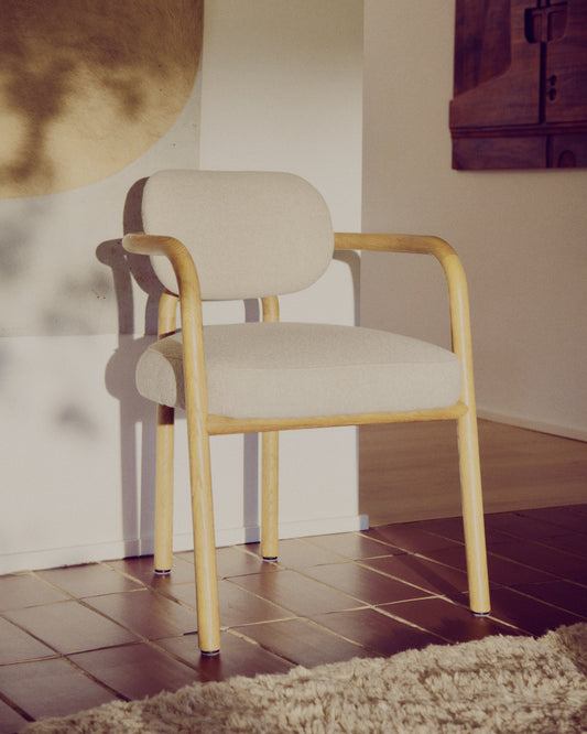 Silla Melqui beige de madera maciza de roble con acabado natural