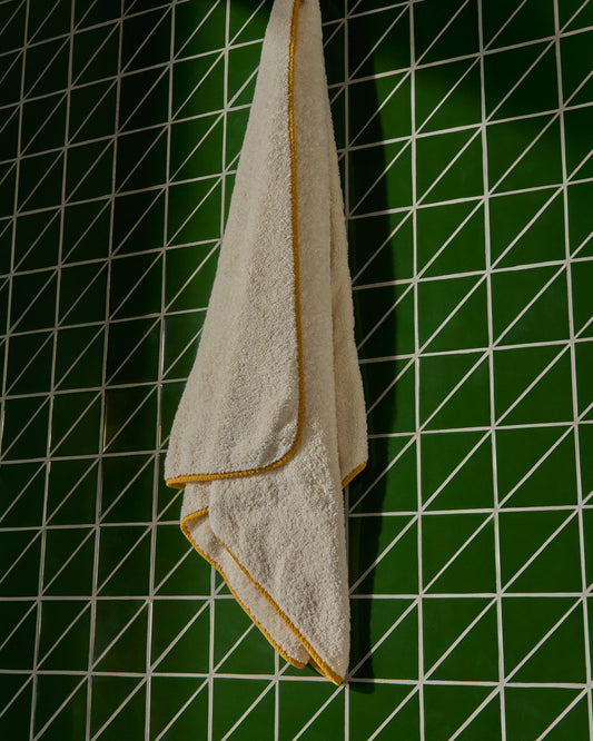 Tovallola Sedora 100 % cotó amb detall en contrast groc 70 x 140 cm