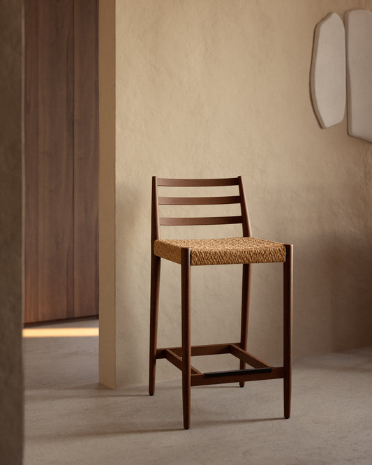 Tamboret Analy amb respatller de fusta massissa de roure amb acabat to noguera i seient de corda, 65 cm, FSC 100%