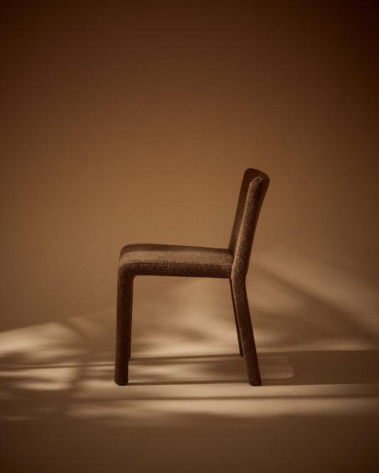Cadira apilable Loria de xenilla marró xocolata FSC 100%