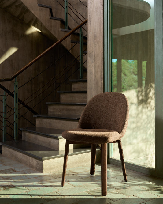 Silla Meila de chenilla terracota y patas de madera maciza de fresno con acabado tono nogal