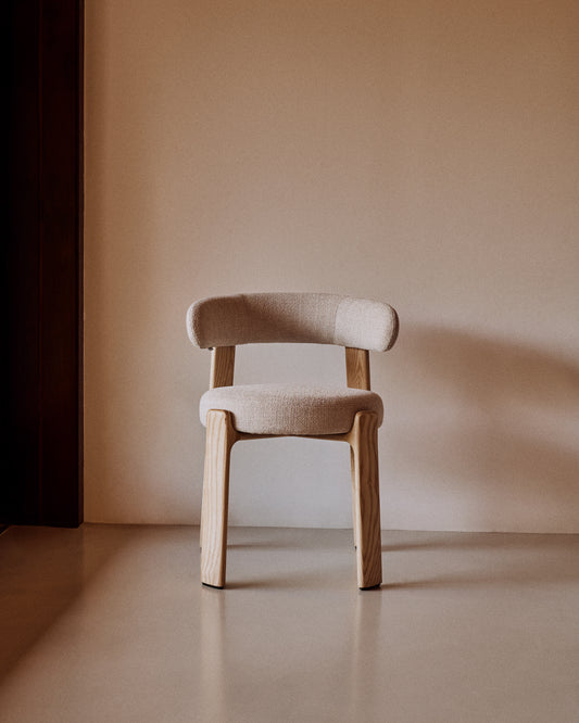 Silla Granite de chenilla beige y madera maciza de fresno con acabado tono natural FSC 100%