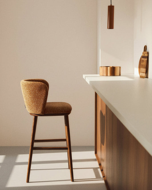 Tamboret Ciselia de xenilla gruixuda terracota i potes de fusta massissa de freixe amb acabat to noguera FSC Mix Credit 75 cm