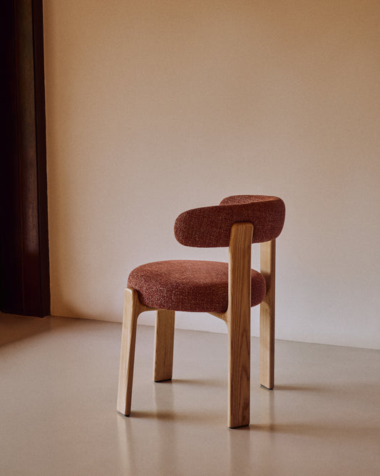 Silla Granite de chenilla terracota y madera maciza de fresno con acabado tono natural FSC 100%