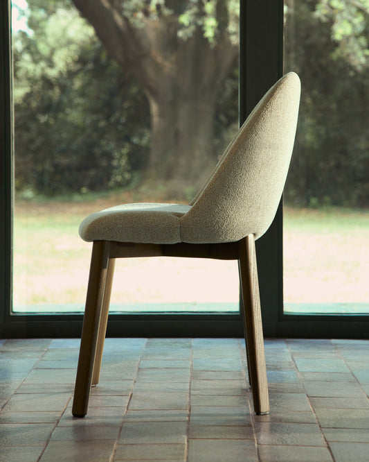 Silla Meila de chenilla beige y patas de madera maciza de fresno con acabado tono nogal