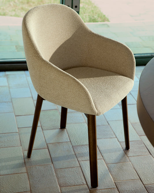 Silla Meila con reposabrazos de chenilla beige y patas de madera maciza de fresno con acabado tono nogal