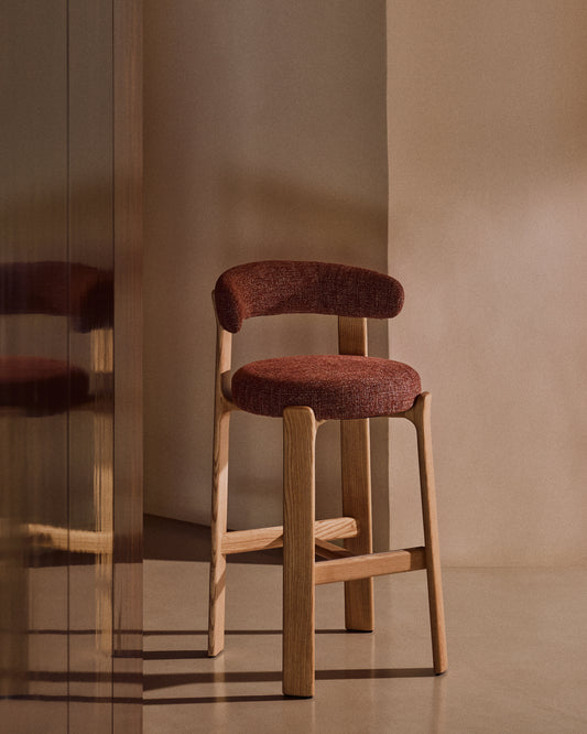 Taburete Granite de chenilla terracota y madera maciza de fresno con acabado tono natural FSC 100% 75 cm