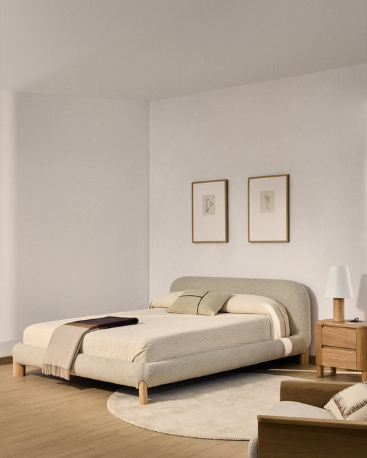 Llit desenfundable Odina bouclé cru i potes de fusta massissa de freixe amb acabat en to natural per a matalàs de 180x200 cm