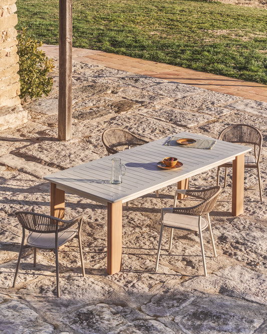 Taula extensible Livorno d’alumini color cru amb potes amb efecte fusta 233 (350) x 100 cm