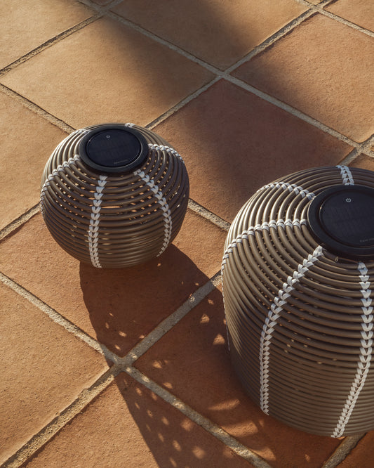 Llum de taula solar per a exterior Garoina LED de rotang sintètic taupe Ø28 cm