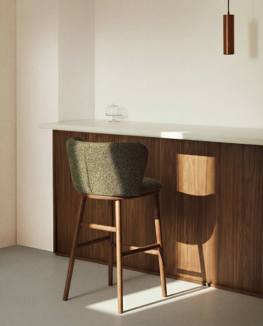 Tamboret Ciselia de xenilla gruixuda verd fosc i potes de fusta massissa de freixe amb acabat to noguera FSC Mix Credit 65 cm