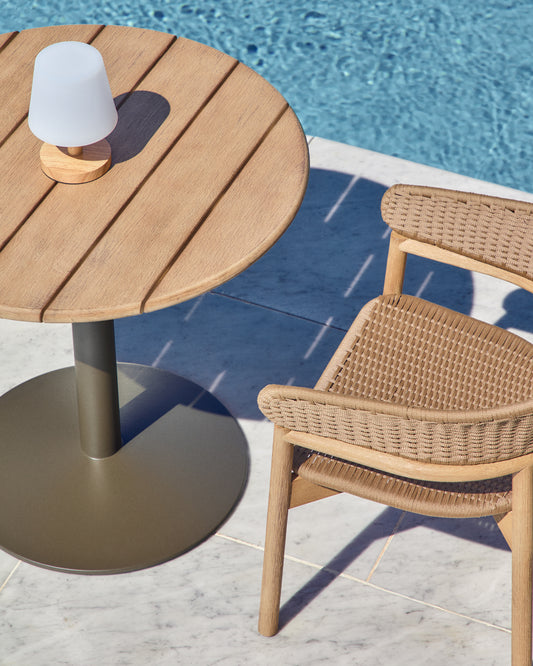 Mesa redonda de exterior Esilda con sobre de acacia FSC 100% Ø80cm y pie de acero verde Ø55x72cm