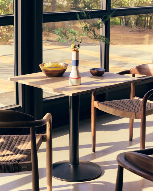 Mesa Esilda melamina acabado natural con pie de metal acabado pintado negro  70x70x70 cm