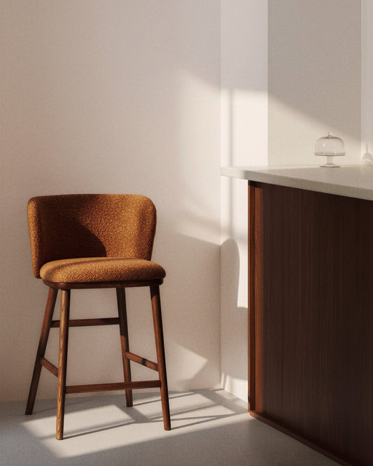 Taburete Ciselia chenilla gruesa terracota y patas de madera maciza de fresno acabado tono nogal FSC Mix Credit 65 cm