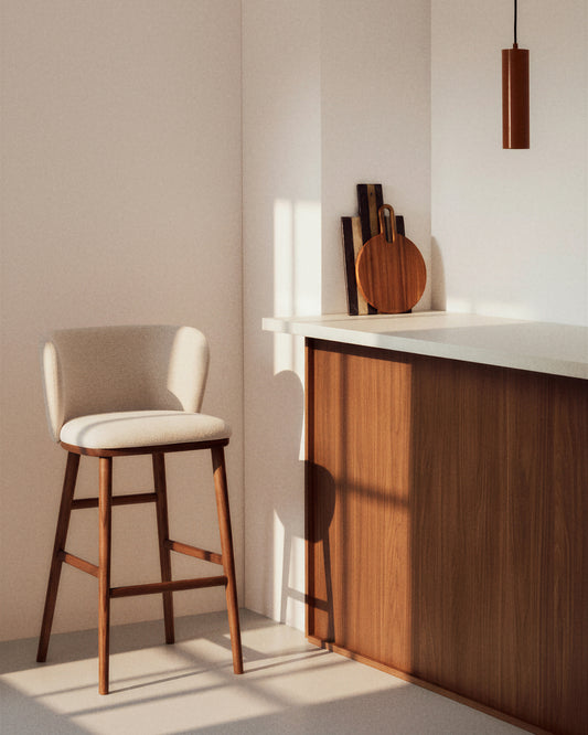 Tamboret Ciselia de xenilla beix i potes de fusta massissa de freixe amb acabat to noguera FSC Mix Credit 75 cm