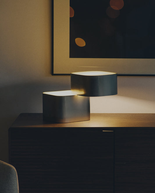 Lámpara de mesa Tandan de metal gris con acabado cepillado