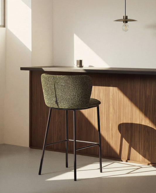 Tamboret Ciselia de xenilla gruixuda verd fosc i potes d’acer amb acabat negre FSC Mix Credit 75 cm