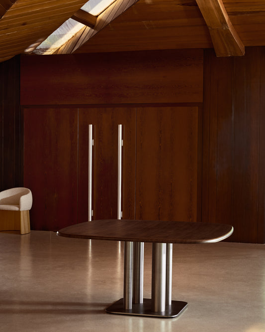 Mesa Melvar de chapa de nogal y patas con base de acero inoxidable cepillado 150 x 150 cm