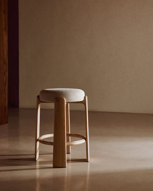 Taburete Granite de chenilla beige y madera maciza de fresno con acabado tono natural FSC 100% 65 cm