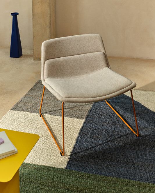 Fauteuil Zahara beige et pieds en acier avec finition terracota FSC 100 %