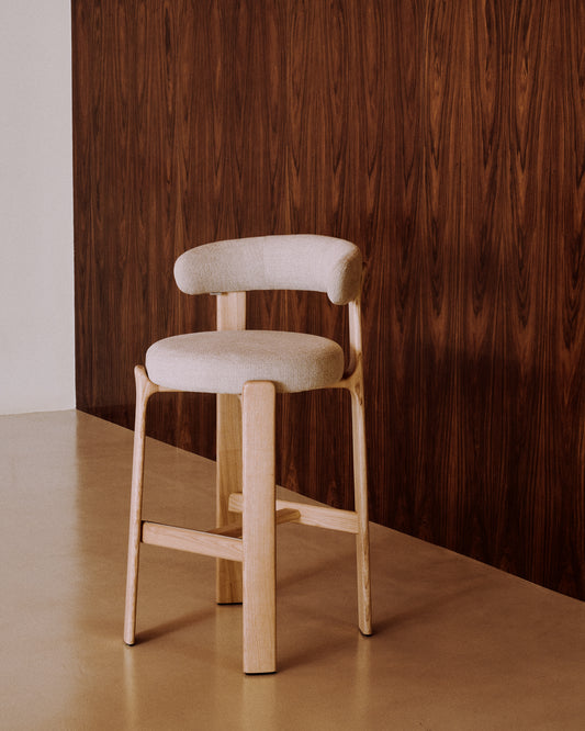 Taburete Granite de chenilla beige y madera maciza de fresno con acabado tono natural FSC 100% 75 cm