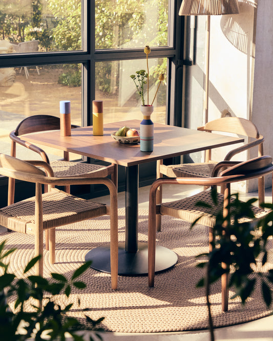 Mesa Esilda melamina acabado nogal con pie de metal acabado pintado negro 90 x 90 x 70 cm