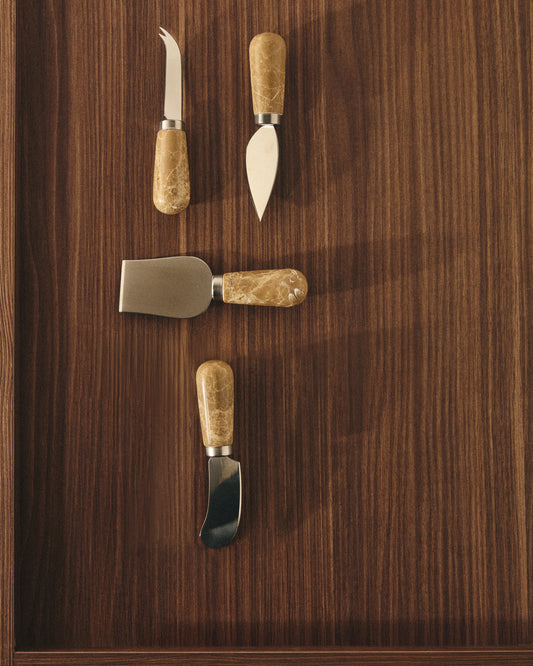 Set Adoma de 4 cuchillos para queso de mármol beige y acero inoxidable