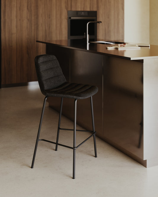 Tamboret Zunilda de chenilla negre i acer amb acabaT negre mat alçada 65 cm FSC 100%