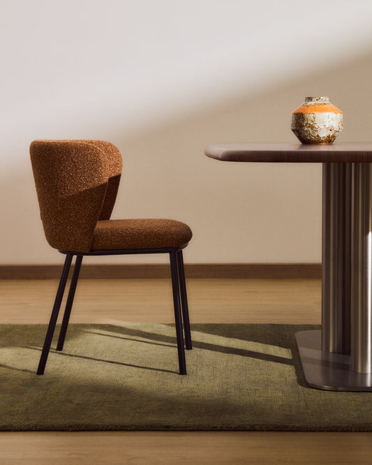Silla Ciselia chenilla gruesa terracota y patas de acero acabado negro FSC Mix Credit
