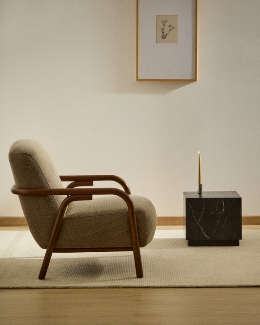 Fauteuil Sylo en tissu chenille taupe et bois de frêne avec finition ton noyer FSC 100 %