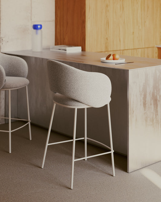 Tamboret Maina de xenilla gruixuda beix i potes d'acer amb acabat beix FSC Mix Credit 65 cm