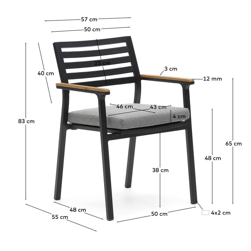 Chaise empilable d’extérieur Bona en aluminium finition noire avec accoudoirs en bois massif de teck