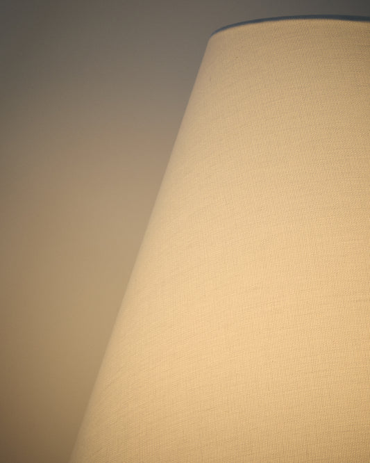 Llum de peu Navat de metall amb acabat platejat raspallat