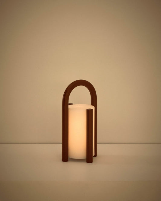 Petite lampe de table portable Leros en polyéthylène et acier terracotta