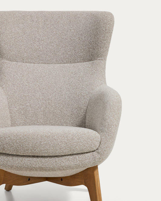 Fauteuil Adiran en chenille épaisse beige avec pieds en bois de chêne finition naturelle